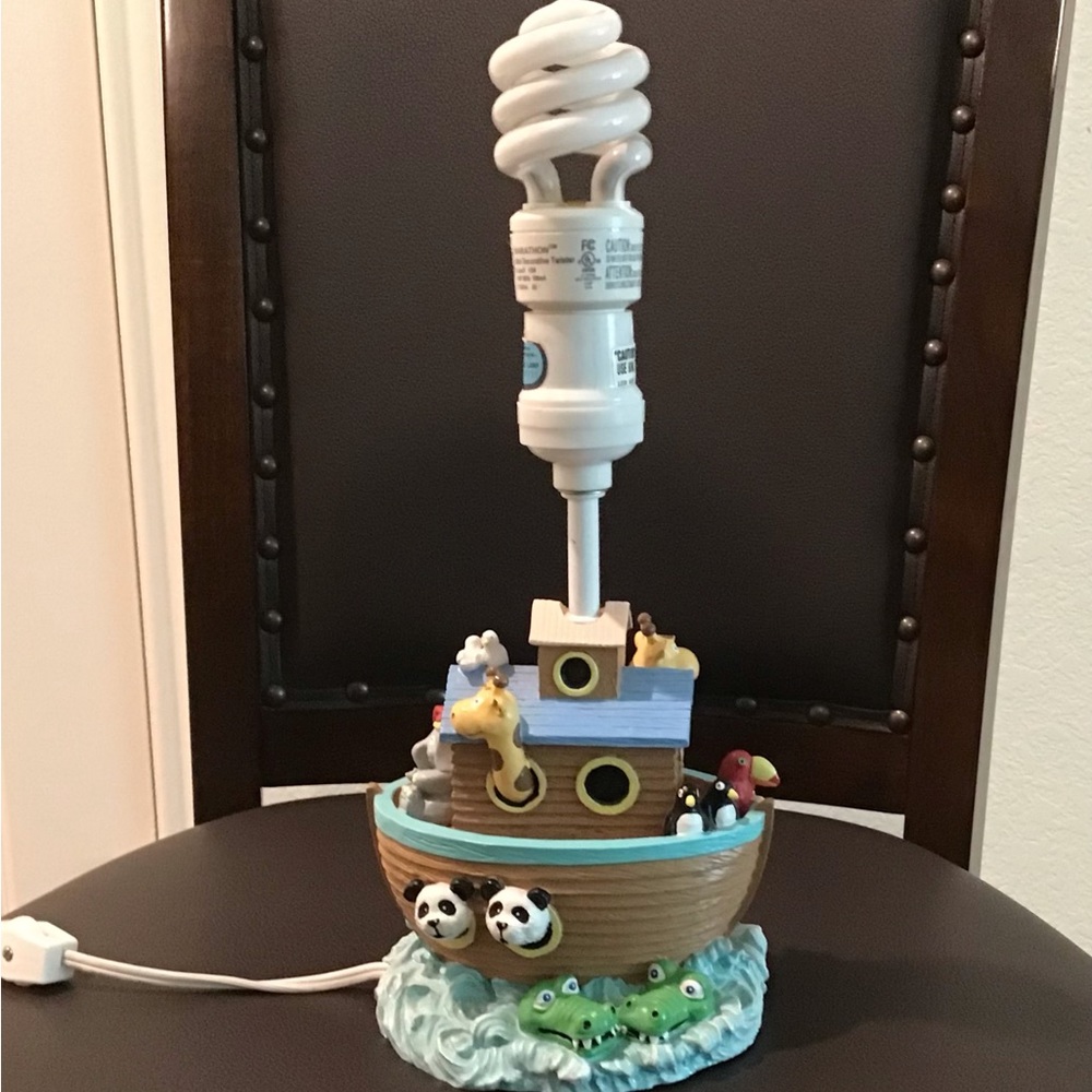 Noah’s Ark Lamp in near perfect condition. Perfect gift for a boy or girl!